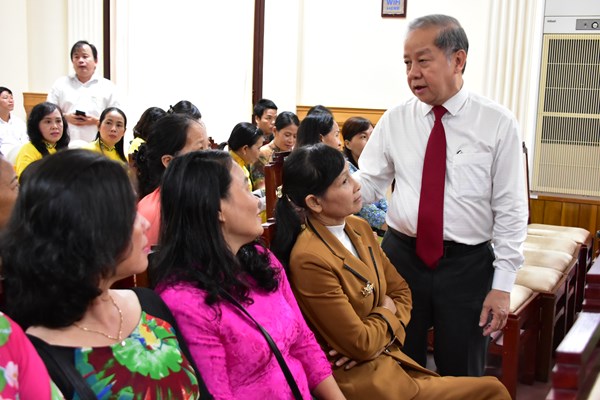 Chủ tịch TT-Huế đối thoại với 250 nữ công nhân vệ sinh môi trường - Anh 1