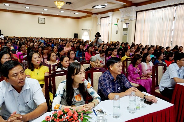 Chủ tịch TT-Huế đối thoại với 250 nữ công nhân vệ sinh môi trường - Anh 5