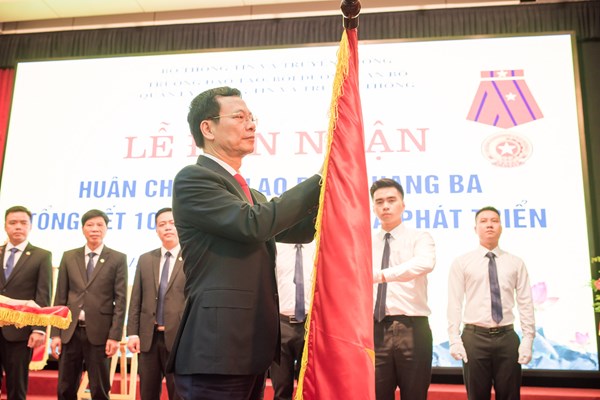 Trường Đào tạo, bồi dưỡng cán bộ quản lý thông tin và truyền thông đón nhận Huân chương Lao động hạng Ba - Anh 1