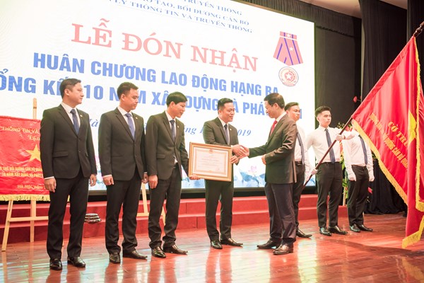 Trường Đào tạo, bồi dưỡng cán bộ quản lý thông tin và truyền thông đón nhận Huân chương Lao động hạng Ba - Anh 2