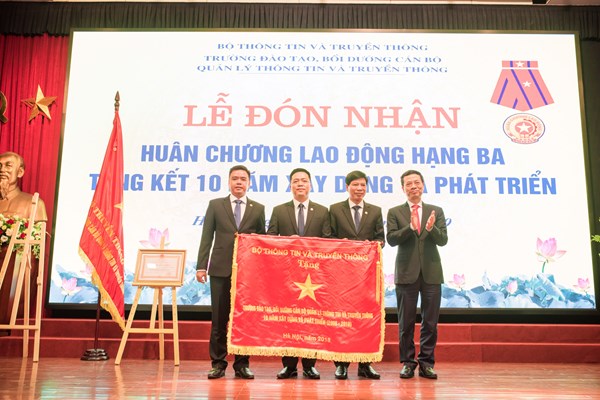 Trường Đào tạo, bồi dưỡng cán bộ quản lý thông tin và truyền thông đón nhận Huân chương Lao động hạng Ba - Anh 3