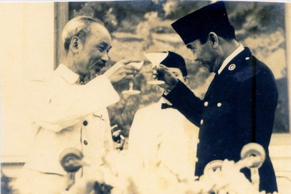 Cuộc thi viết về chuyến thăm của Bác Hồ và Tổng thống Indonesia - Anh 1