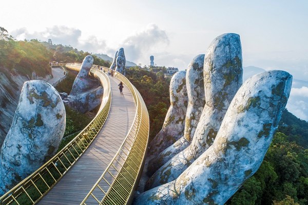 Điều gì khiến Bà Nà Hills trở thành “Công viên chủ đề hàng đầu Việt Nam”? - Anh 1
