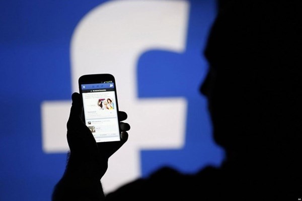 Phạt hành chính chủ tài khoản facebook đăng thông tin sai sự thật - Anh 1