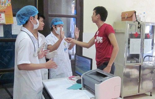 Bảo vệ blouse trắng: Không chỉ là chống bạo hành nhân viên y tế - Anh 1