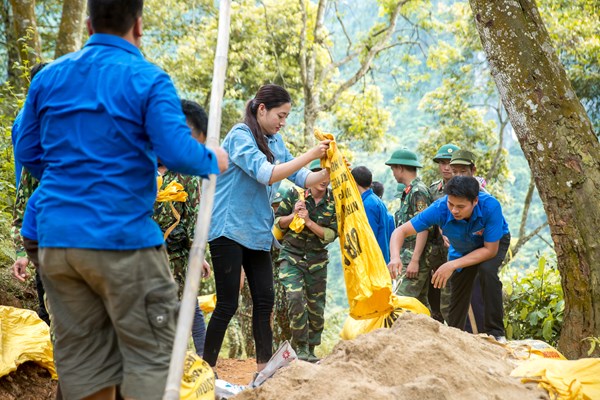 Hoa hậu Lương Thùy Linh mang đường lên núi - Anh 4