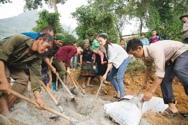 Hoa hậu Lương Thùy Linh mang đường lên núi - Anh 7
