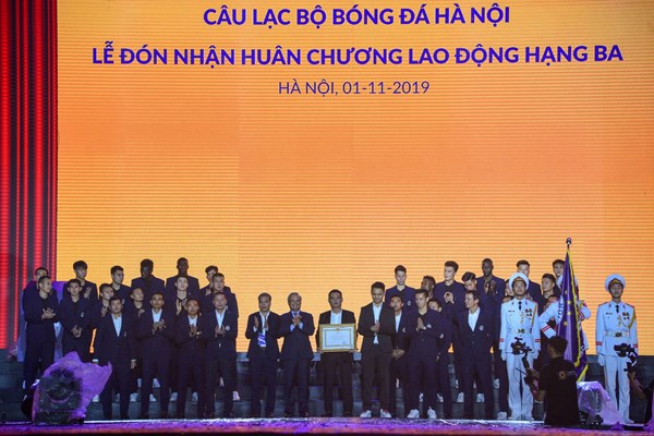 CLB bóng đá Hà Nội vinh danh sau 5 chức vô địch liên tiếp - Anh 1