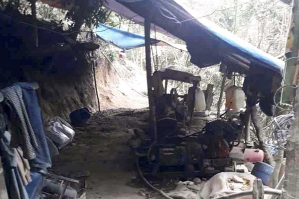 “Vàng tặc” lộng hành trên núi Lỗ Sổ (Bình Định): Chính quyền xã “bó tay”, đề nghị huyện giải quyết - Anh 1