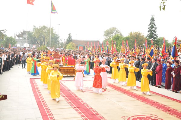 Lễ hội tôn vinh tín ngưỡng thờ Mẫu và Hội làng Việt cổ: Hàng trăm nghệ sĩ và nhân dân cùng tham gia trình diễn - Anh 1
