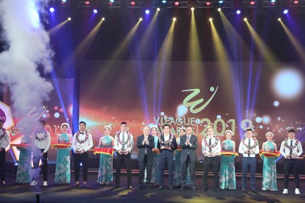 Quang Hải đoạt danh hiệu “Cầu thủ xuất sắc nhất” V.League 2019 - Anh 3