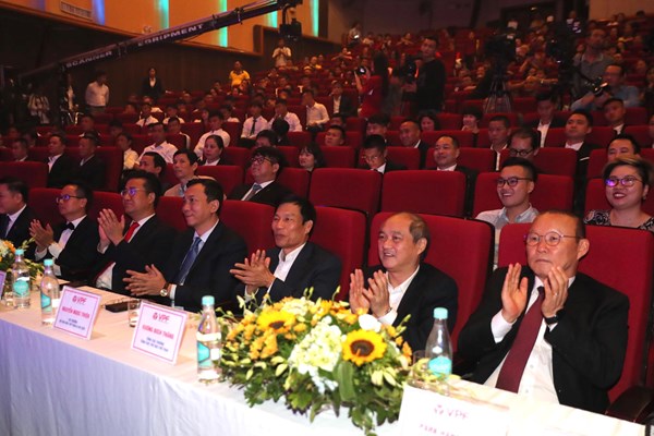 Quang Hải đoạt danh hiệu “Cầu thủ xuất sắc nhất” V.League 2019 - Anh 1