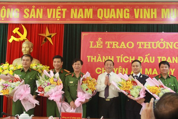 Tuyên dương lực lượng phá chuyên án 30 bánh heroin, 6.000 viên ma túy - Anh 1