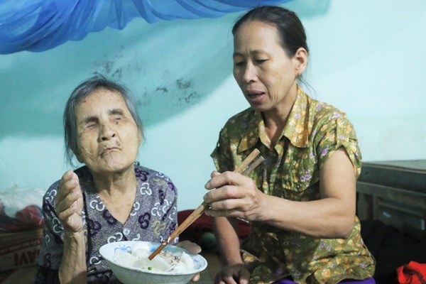 “Tôi có thêm người mẹ để chăm sóc, phụng dưỡng” - Anh 1