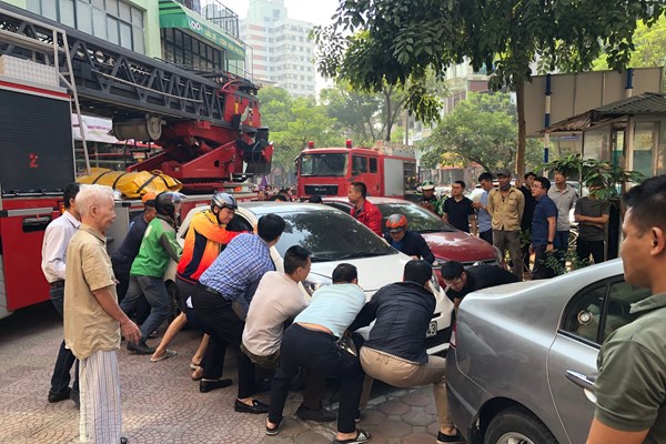 Cháy căn hộ tại làng quốc tế Thăng Long, Hà Nội - Anh 7