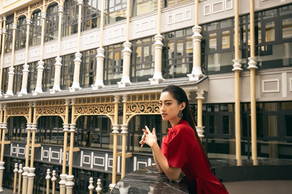 Diện đồ thu đông chất như Hoa hậu Lương Thùy Linh - Anh 1