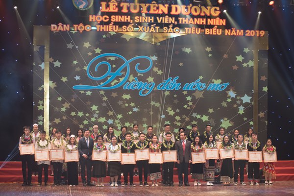 Lễ tuyên dương 120 học sinh, sinh viên, thanh niên dân tộc thiểu số tiêu biểu năm 2019 - Anh 5