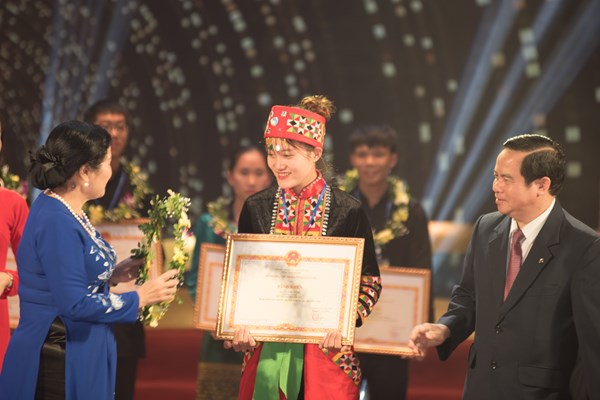 Lễ tuyên dương 120 học sinh, sinh viên, thanh niên dân tộc thiểu số tiêu biểu năm 2019 - Anh 7