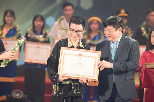 Lễ tuyên dương 120 học sinh, sinh viên, thanh niên dân tộc thiểu số tiêu biểu năm 2019 - Anh 6