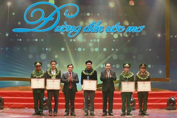 Lễ tuyên dương 120 học sinh, sinh viên, thanh niên dân tộc thiểu số tiêu biểu năm 2019 - Anh 3