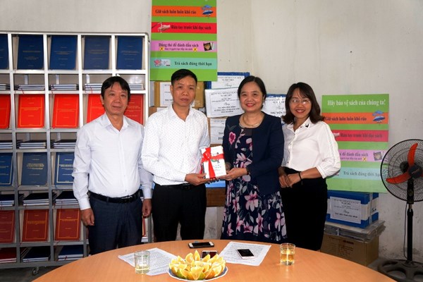 Tặng thư viện cho nhiều địa phương ở Hòa Bình: Món quà ý nghĩa và thiết thực cho học sinh - Anh 2