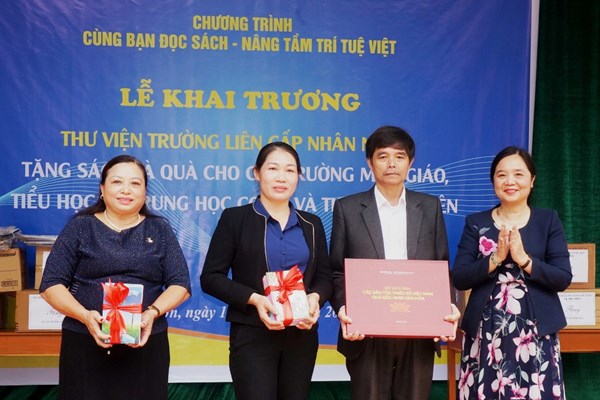 Tặng thư viện cho nhiều địa phương ở Hòa Bình: Món quà ý nghĩa và thiết thực cho học sinh - Anh 3