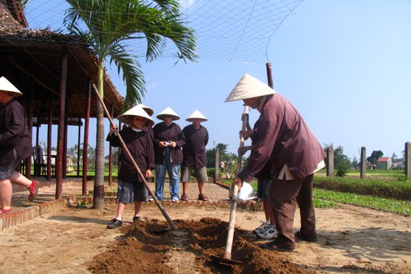 Liên kết khai thác du lịch dựa vào cộng đồng tại vùng kinh tế trọng điểm miền Trung - Anh 2