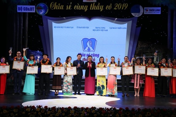 Tuyên dương 63 thầy, cô giáo dạy trẻ người dân tộc thiểu số - Anh 1
