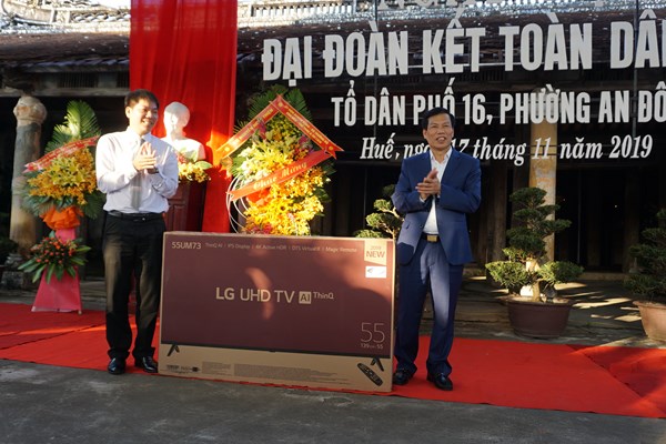 Dự Ngày hội Đại đoàn kết toàn dân tộc tại TP Huế, Bộ trưởng Nguyễn Ngọc Thiện: Cần sự đồng lòng, chung tay của cộng đồng trong việc bảo vệ, giữ gìn di tích - Anh 4
