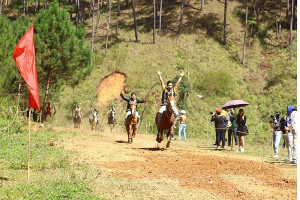 Du khách phấn khích với giải đua ngựa không yên trên cao nguyên đất đỏ - Anh 2