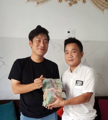 Khen thưởng chủ nhà hàng ở Hội An trao trả hơn 1,6 tỉ đồng cho du khách bỏ quên trên ô tô - Anh 1