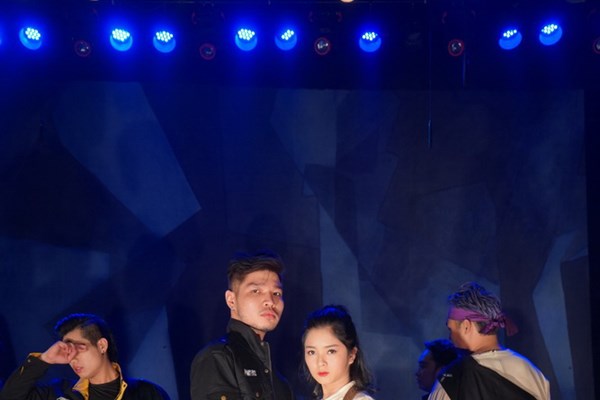 Khoác áo mới cho “Romeo và Juliet” - Anh 1