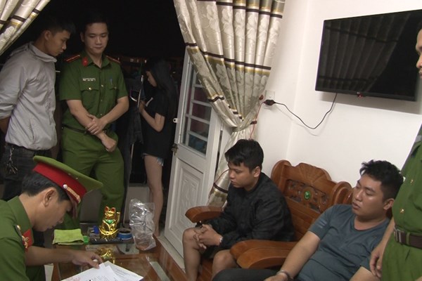 Khởi tố 4 thanh niên cho vay tiền với lãi suất “cắt cổ” - Anh 1