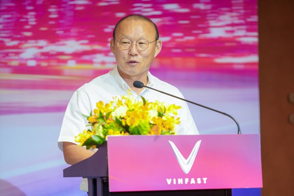 Vinfast tặng xe Lux SA2.0 phiên bản cao cấp cho HLV Park Hang-seo - Anh 2