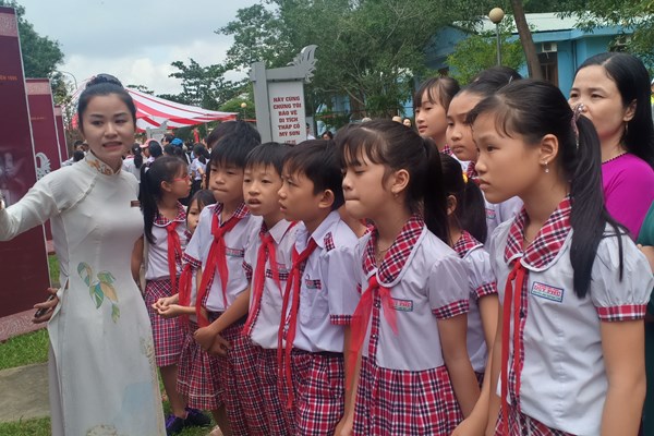 “Tiến trình bảo tồn và phát triển di sản văn hóa Mỹ Sơn” - Anh 1