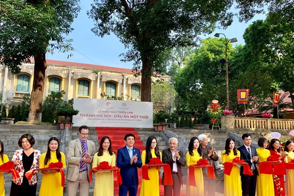 Khai mạc triển lãm 