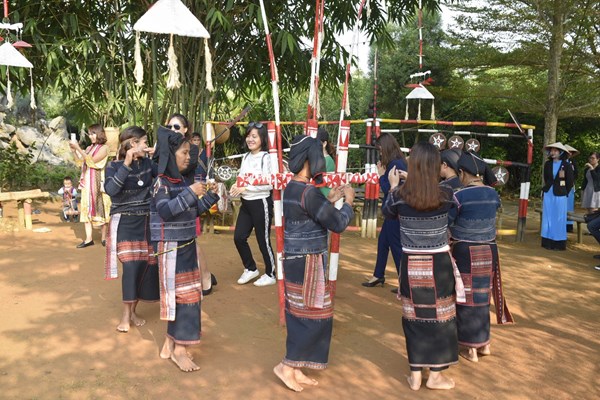 Hướng đi nào cho phát triển du lịch Làng Văn hóa-Du lịch các dân tộc Việt Nam? - Anh 3