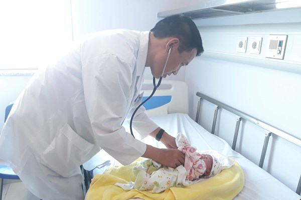 Cứu sống trẻ sơ sinh quốc tịch Lào nguy kịch khi vừa xuống sân bay Nội Bài - Anh 1