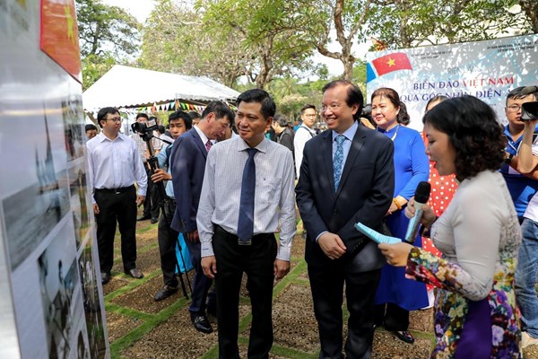 Triển lãm 200 hình ảnh “Biển đảo Việt Nam qua góc nhìn điện ảnh” tại LHP VN lần thứ XXI - Anh 1