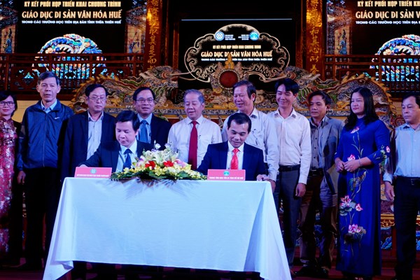 Đẩy mạnh giáo dục di sản văn hóa Huế cho học sinh - Anh 4