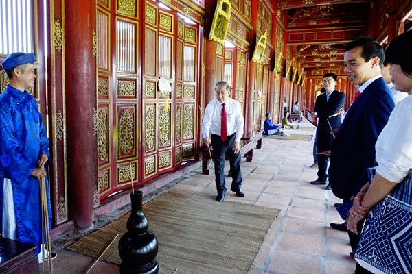 Đẩy mạnh giáo dục di sản văn hóa Huế cho học sinh - Anh 5