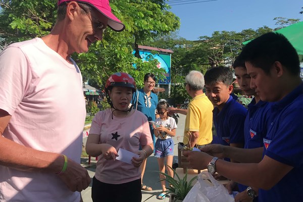 Hội An: Đổi rác thải lấy quà tặng mới - Anh 1