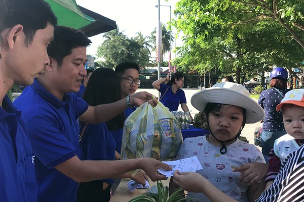 Hội An: Đổi rác thải lấy quà tặng mới - Anh 2