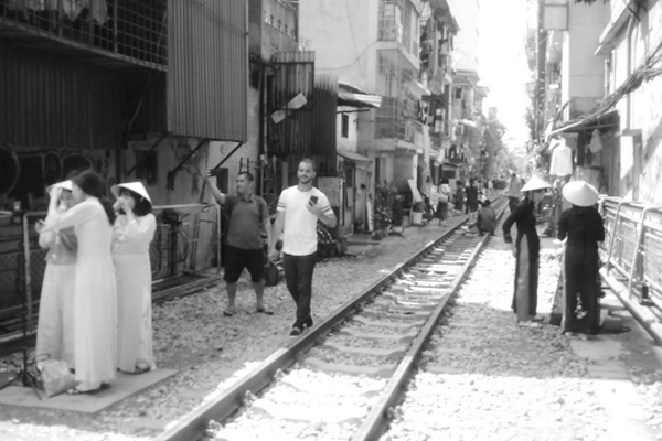 Di dời, tái định cư “xóm cà phê đường tàu” là yêu cầu cấp thiết - Anh 1