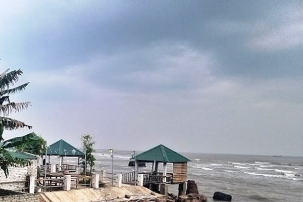 Hàng loạt nhà hàng không phép lấn chiếm biển Cửa Hiền - Anh 1