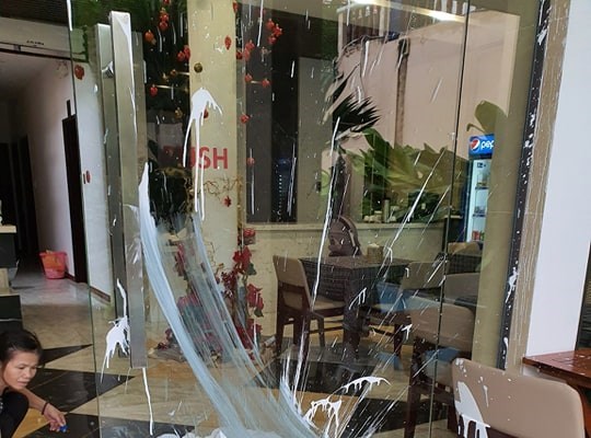 Nhà hàng ở phố cổ Hội An tiếp tục bị tạt sơn ngay giữa ban ngày - Anh 1