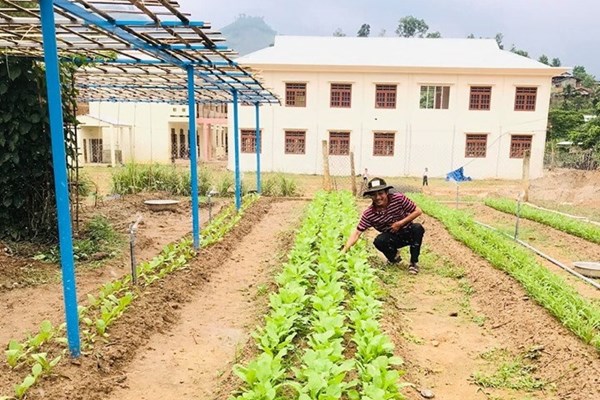 Tăng gia sản xuất để “tăng lực” cho học sinh - Anh 2