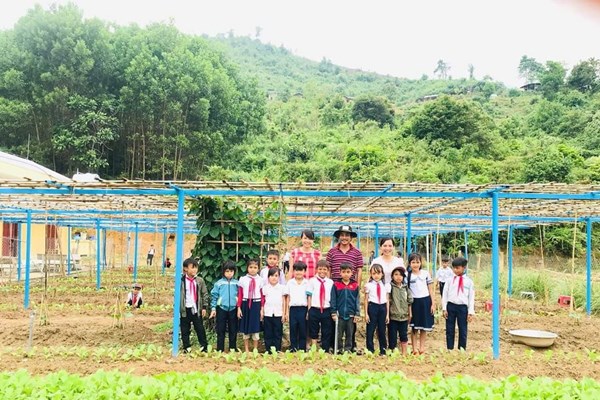 Tăng gia sản xuất để “tăng lực” cho học sinh - Anh 1