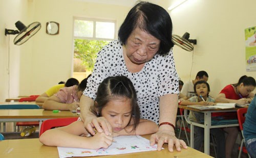 Hết lòng dạy chữ cho trẻ thiểu năng - Anh 1