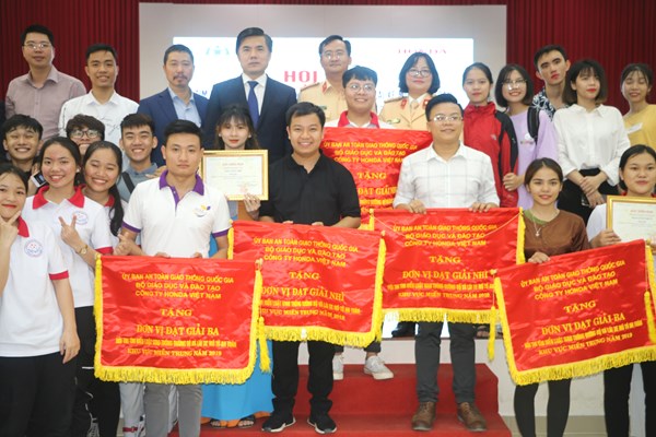 Nâng cao ý thức của học sinh sinh viên khi tham gia giao thông - Anh 2